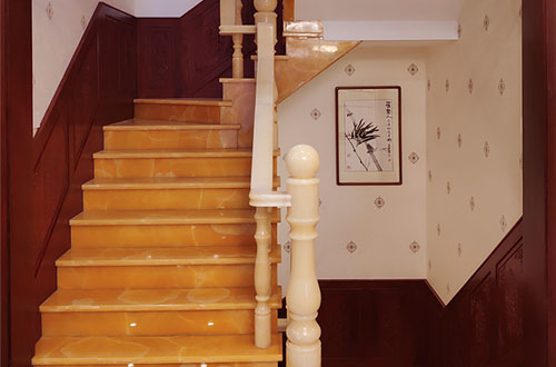 白云中式别墅室内汉白玉石楼梯的定制安装装饰效果